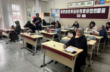 İlkokulda veliler kitap okuma yarışmasında ter döktü 