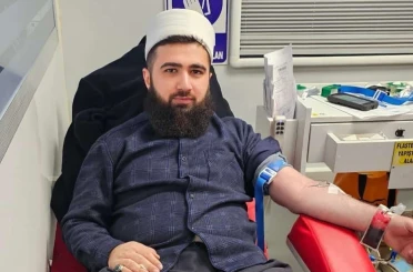 İmam, cemaatiyle kan bağışında bulundu 