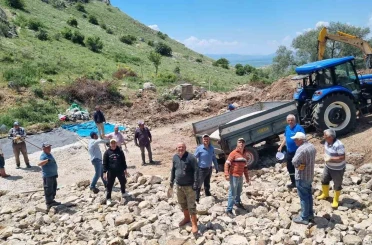 İmece usulüyle köylerinin içme suyu hattını yenilediler 