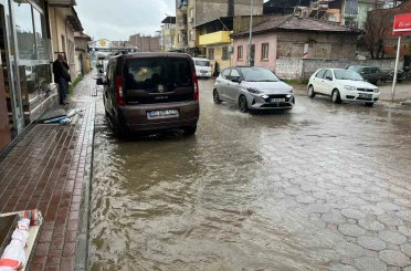 İncirliova’da sağanak yağış hayatı olumsuz etkiledi 
