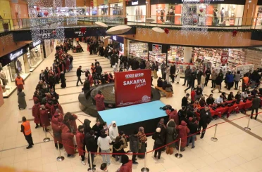 İndirim için geceden çadır kurup 8 saat yağmur altında beklediler 