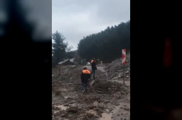 İnebolu-Doğanyurt-Cide karayolu heyelan sebebiyle ulaşıma kapandı 