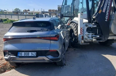 İnegöl’de otomobil iş makinasına çarptı: 1 yaralı 