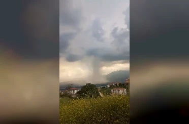 İnegöl’de sağanak etkili oldu, yollar göle döndü 