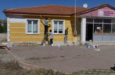 İnfaz Koruma memurları boş vakitlerinde okulların bakım ve onarımlarını gerçekleştiriyor 