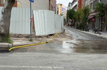 İnşaat alanında patlayan hortum sokağı göle çevirdi 