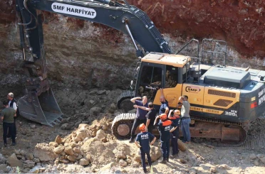 İnşaat kazısında göçük altında kalan kepçe operatörü hayatını kaybetti 