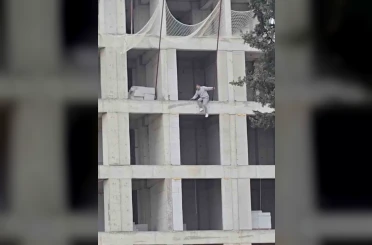İnşaata çıkıp atlamak isteyen kişi ikna edildi 
