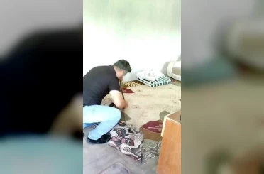 İnsanlar korkularından konteynere giremezken o elleriyle 1 metrelik yılanı yakaladı 