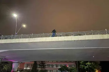 İntihar etmek için köprüye çıkan şahsı polis ekipleri ikna etti
