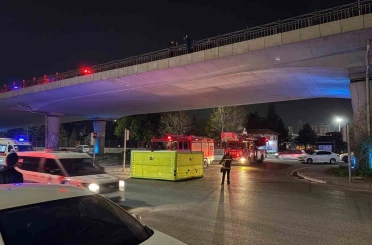 İntihar etmek için köprüye çıkan şahsı polis ikna etti 