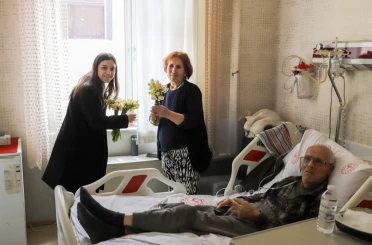 İptal edilen festivalin nergisleri hastanede yüzleri güldürdü 