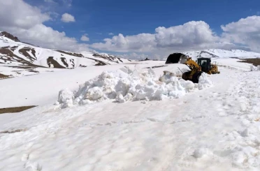 İran sınırında 3 metreyi aşan karda yol açma çalışması 