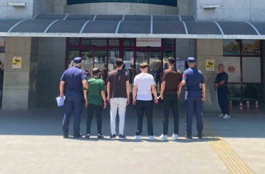 Irmaktaki teknenin kapısını kırıp içeride buldukları alkollerle alem yaptılar 