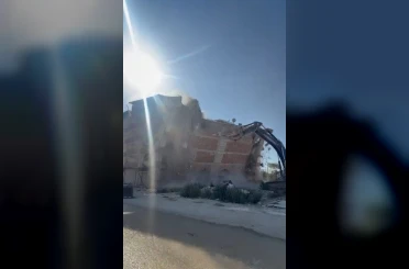 İş makinası, üzerine doğru yıkılan 6 katlı binanın altında kalmaktan saniyelerle kurtuldu 