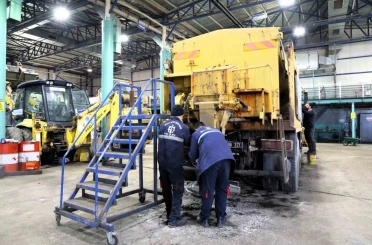 İş makinelerinin bakımı belediye atölyesinde yapılıyor 