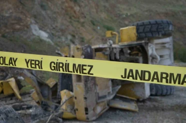 İş makinesi 20 metrelik uçurumdan yuvarlandı: Operatör ağır yaralı 