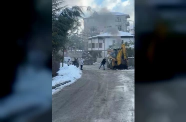 İş makinesinde çıkan yangını karla söndürmeye çalıştılar 