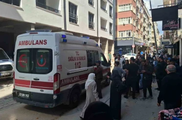 İş makinesinin çarptığı seyyar satıcı yaralandı 