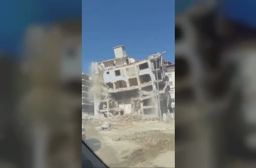 İş makinesinin darbesiyle 6 katlı bina yerle bir oldu 