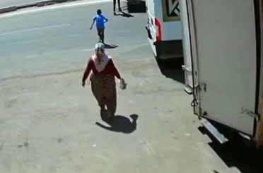 İş makinesinin kardeşlere çarptığı kaza anı güvenlik kamerasında 