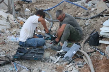 İş makinesinin teması sonrası yer altındaki elektrik kabloları bomba gibi patladı 