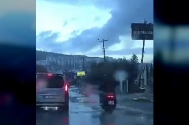 İş yerine girmek isteyen otomobile motosiklet çarptı: 2 yaralı 
