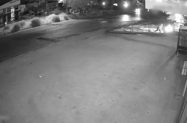 İş yerini ateşe verirken az daha kendileri yanıyordu, o anlar kamerada 