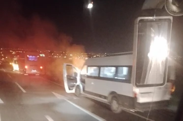 İşçi servis minibüsü alev aldı 