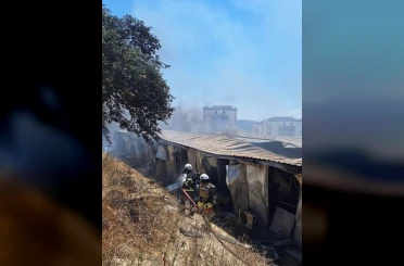 İşçilerin kaldığı konteyner yatakhane alevlere teslim oldu 
