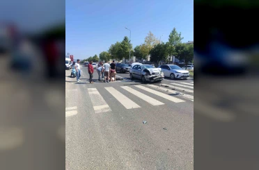 Işıklı kavşakta 2 otomobil çarpıştı: 1 yaralı 