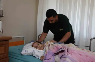 İşini bıraktı, 3 yıldır hayatını yatağa bağımlı annesine adadı
