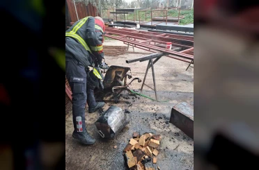 Isınmak için kovaya atılan tiner patladı, itfaiyenin hızlı müdahalesi faciayı önledi 