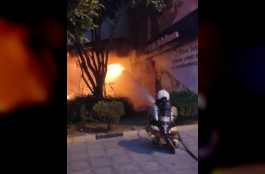 İskenderun’da iş yeri alevlere teslim oldu 