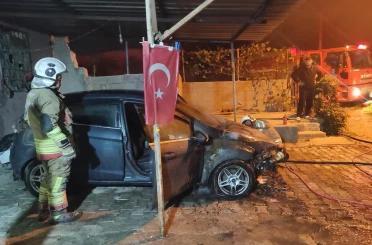 İskenderun’da otomobilin motorundan alevler yükseldi 