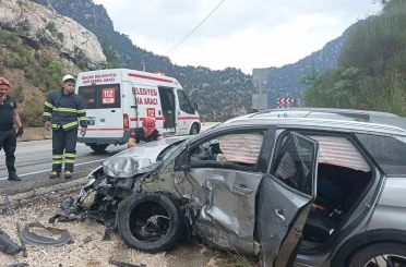 Isparta-Antalya kara yolunda otomobil ile pikap çarpıştı: 4 yaralı 