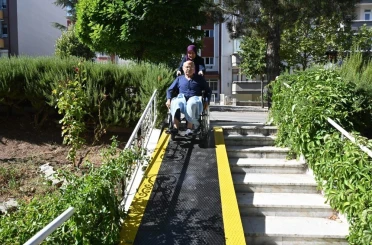 Isparta Belediyesi’nden yürüme engelli yaşlı adama hayatını kolaylaştıracak dokunuş 