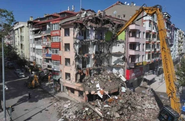 Isparta’da 53 yıllık Çarşı Polis Karakolu binası riskli yapı olduğu için yıkıldı 