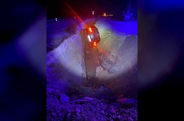 Isparta’da çukura devrilen otomobilin sürücüsü yaralandı 