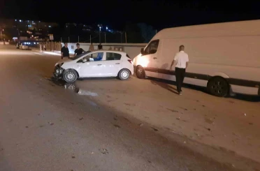 Isparta’da kontrolden çıkan otomobil park halindeki araca çarptı: 1 yaralı 
