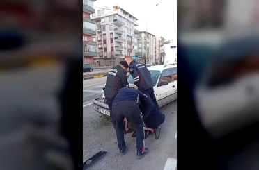 Isparta’da otomobil ışıklarda bekleyen araca çarptı: 1 yaralı 