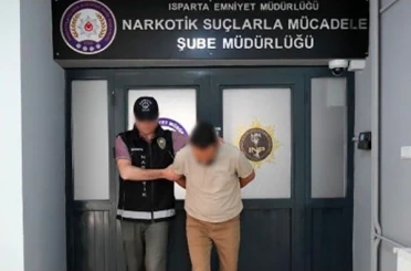 Isparta’da uyuşturucu ticareti suçundan 10 yıl hapis cezasıyla aranan şahıs yakalandı 