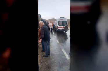 İspir’de koyun yüklü tır devrildi: Can pazarı yaşandı 