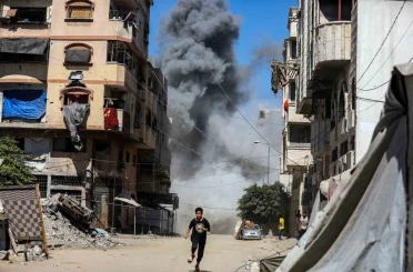 İsrail, Gazze’de yerinden edilmiş Filistinlileri hedef aldı: 62 ölü 