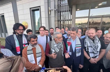 İsrail’in alıkoyduğu 2 aktivist Antalya’ya döndü 