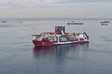 İstanbul Boğazı’na yaklaşan Türk sondaj gemisi havadan görüntülendi 