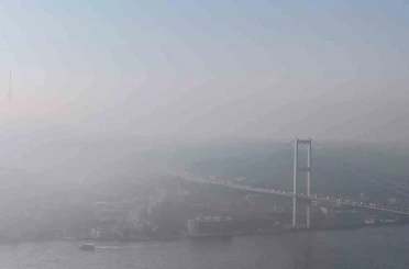 İstanbul güne sisle uyandı: Edirnekapı’da sis bulutları arasında dalgalanan Türk Bayrağı görsel şölen sundu 