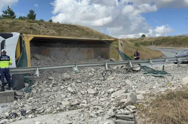 İstanbul Havalimanı sapağında hafriyat kamyonu devrildi 