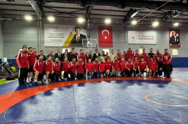 İstanbul Vali Davut Gül, milli güreşçileri ziyaret etti 