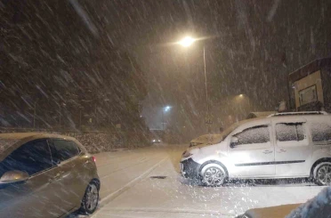 İstanbul yeni yıla karla girdi, yollar beyaza büründü 